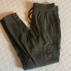 Lululemon Size 4 Studio Crop Joggers